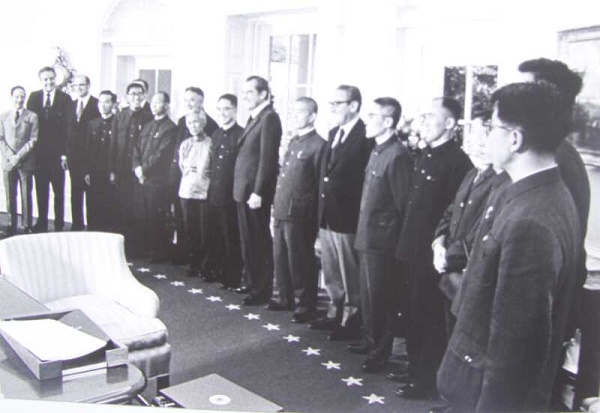 在华聖頓白宮橢圆形办公室内尼克松总统和基辛格会見中华医学会代表团全体成員s